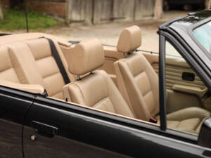 Image 36/83 de BMW 325i (1990)