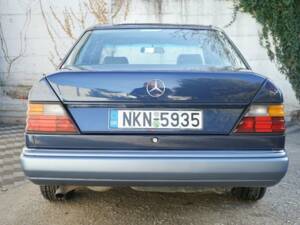 Image 7/7 of Mercedes-Benz E 200 (1993)