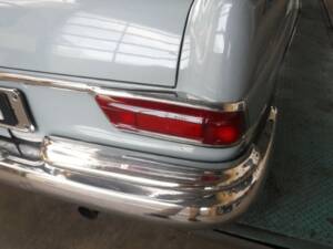 Image 23/50 of Mercedes-Benz 220 SE b (1963)