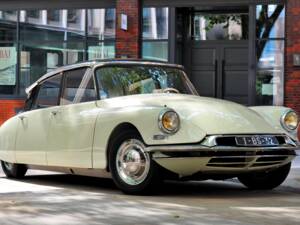 Image 2/77 de Citroën DS 19 (1958)