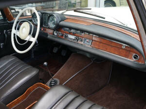 Image 46/50 of Mercedes-Benz 280 SE (1968)