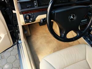 Image 20/63 of Mercedes-Benz 300 CE (1991)