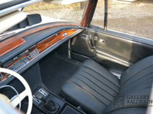 Image 16/50 of Mercedes-Benz 280 SE 3,5 (1971)