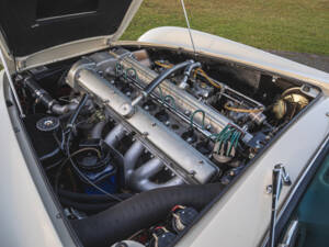 Image 3/42 of Aston Martin DB 6 Mk II Volante (1970)