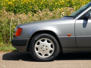 Image 6/50 de Mercedes-Benz 320 CE (1994)