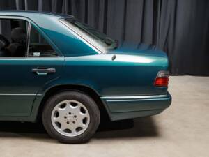Bild 11/40 von Mercedes-Benz E 220 (1995)