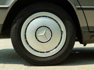 Image 23/50 de Mercedes-Benz 190 E (1987)