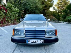 Image 2/7 de Mercedes-Benz 300 CE-24 (1991)