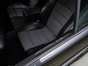 Image 31/83 of Mercedes-Benz 190 E 2.3-16 (1984)