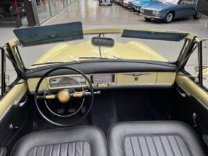 Bild 21/31 von Peugeot 403 Cabriolet (1957)