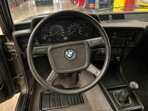 Image 9/18 of BMW 323i (1981)