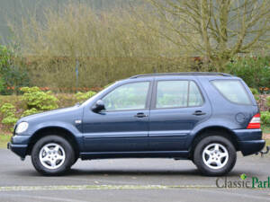 Imagen 2/50 de Mercedes-Benz ML 230 (1998)