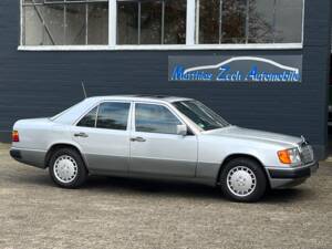 Image 4/24 de Mercedes-Benz 260 E (1990)