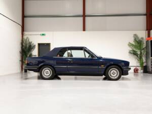 Bild 37/45 von BMW 320i (1989)