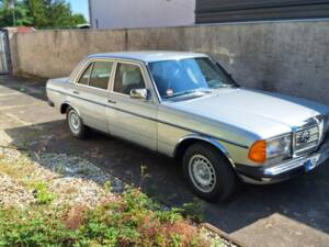 Imagen 2/7 de Mercedes-Benz 230 E (1984)