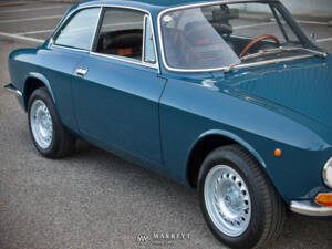 Image 18/85 of Alfa Romeo 1750 GT Veloce (1970)