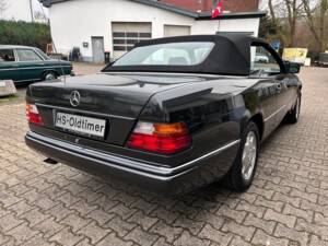 Afbeelding 6/7 van Mercedes-Benz 300 CE-24 (1993)