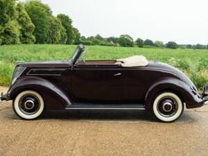 Immagine 7/8 di Ford V8 Deluxe Club Cabriolet (1937)