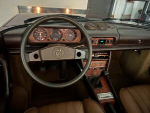Image 20/28 of Peugeot 504 Convertible (1981)