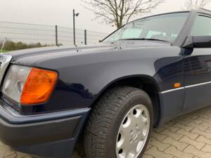 Image 147/149 of Mercedes-Benz 320 TE (1993)
