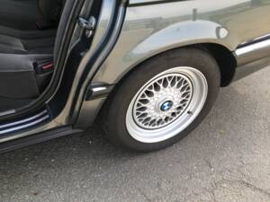 Image 22/22 of BMW 735i (1988)