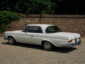 Image 2/50 of Mercedes-Benz 280 SE 3,5 (1970)