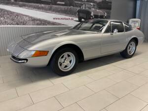 Image 2/22 of Ferrari 365 GTB&#x2F;4 Daytona (1973)