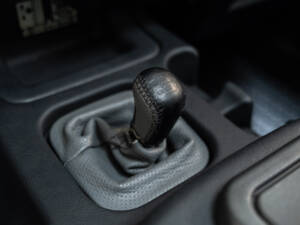 Image 19/43 of Land Rover Defender 90 &quot;50th Anniversary&quot; (1998)