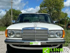 Imagen 3/10 de Mercedes-Benz 200 (1981)