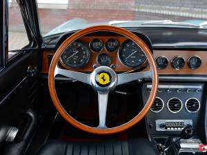 Image 13/25 of Ferrari 330 GTC (1968)