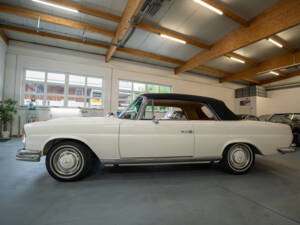 Image 33/37 of Mercedes-Benz 250 SE (1966)