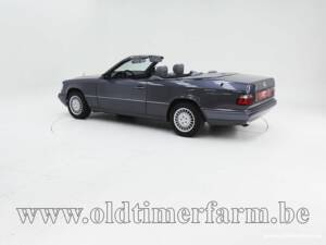 Image 4/15 of Mercedes-Benz E 220 (1995)