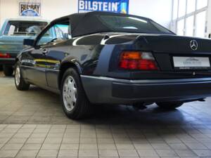 Image 13/42 de Mercedes-Benz 300 CE-24 (1993)