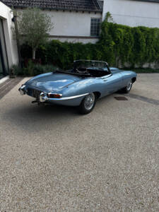 Image 7/13 of Jaguar Type E 4.2 (1966)
