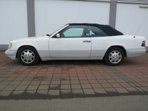 Image 3/5 of Mercedes-Benz E 220 (1994)