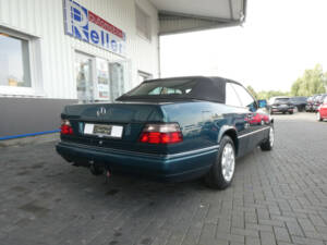 Image 4/26 of Mercedes-Benz E 220 (1996)