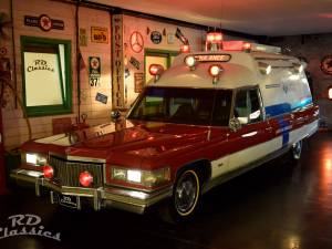 Image 1/50 de Cadillac Fleetwood 60 Ambulance (1975)