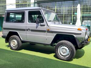 Image 9/55 of Mercedes-Benz 200 GE (SWB) (1990)