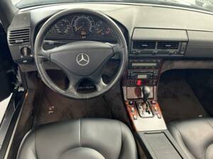 Image 21/25 of Mercedes-Benz SL 500 (1999)