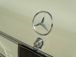 Image 18/50 of Mercedes-Benz 200 (1966)
