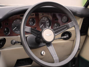 Image 33/45 of Aston Martin V8 Volante (1984)