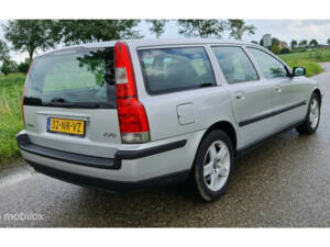 Image 7/46 of Volvo V 70 2.4 (2004)