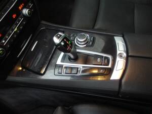 Image 53/98 of BMW 750i (2009)