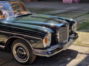 Image 17/24 of Mercedes-Benz 300 SE (1963)