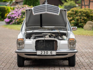 Image 7/63 of Mercedes-Benz 230&#x2F;6 (1974)