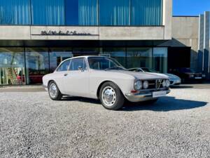 Image 33/47 de Alfa Romeo 1750 GT Veloce (1968)