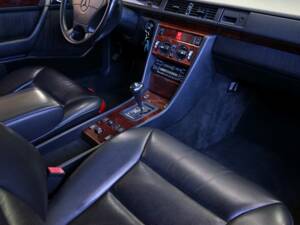 Bild 14/22 von Mercedes-Benz 300 CE-24 (1993)