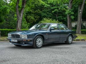 Immagine 2/55 di Jaguar XJ 40 (XJ-R) (1990)