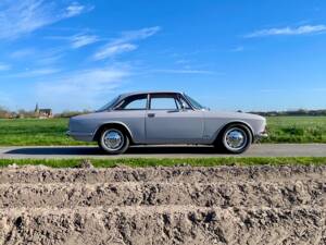 Image 31/47 de Alfa Romeo 1750 GT Veloce (1968)