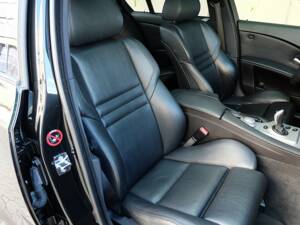 Image 44/51 of BMW M5 (2007)